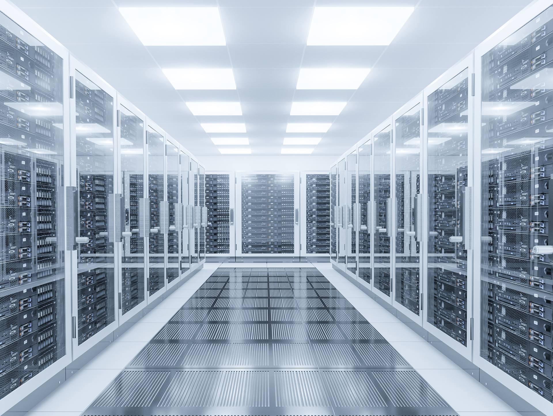 Heller Serverraum eines Rechenzentrums mit Glasschränken und langen Serverreihen